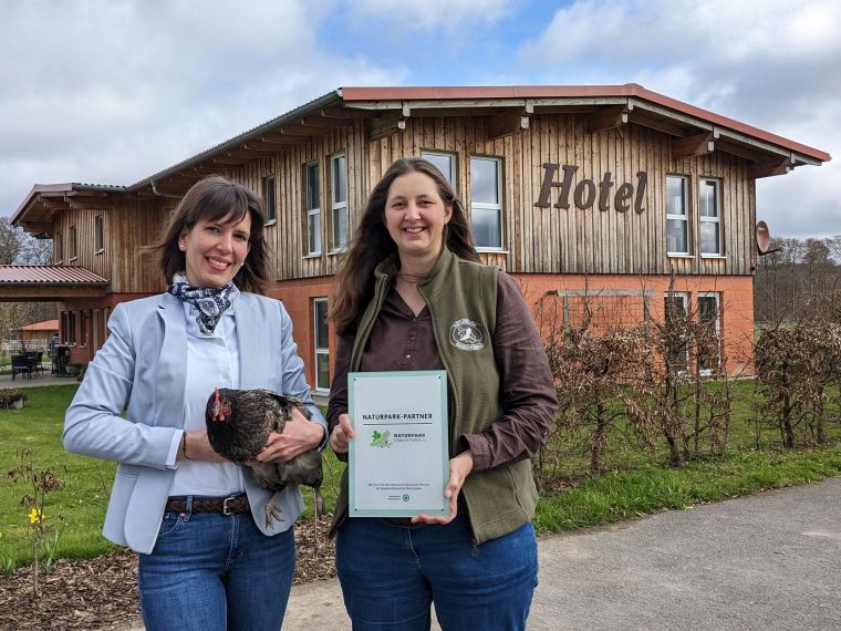 NetzwerkPartner Rappenhof in Breuna: Naturpark-Projektmanagerin Annika Ludolph überreicht die Auszeichnung an Hotelchefin Elisa Hofmann